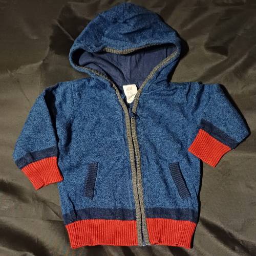 Cardigan, H&M, Dkl.bl/Rot, Größe: 68, zu finden beim Stand 174 am Standort Flohkids Hamburg Nord