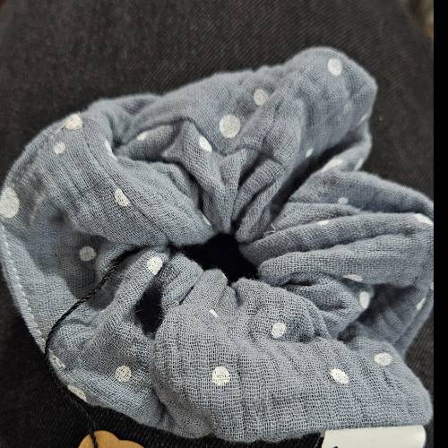 Scrunchie Big Musselin blau, zu finden beim Stand 6 am Standort Flohkids Hamburg Nord