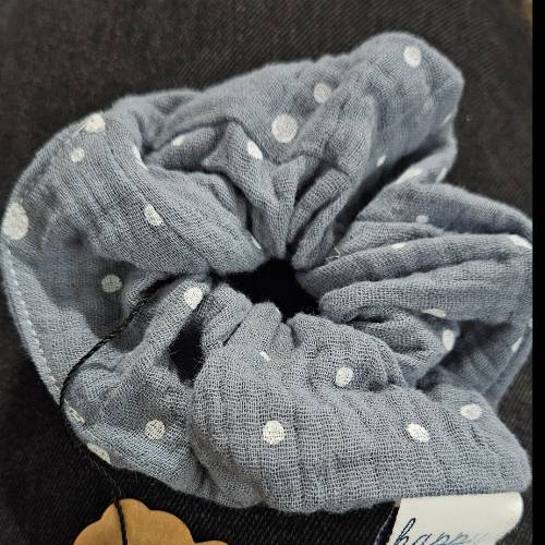 Scrunchie Big Musselin blau, zu finden beim Stand 6 am Standort Flohkids Hamburg Nord