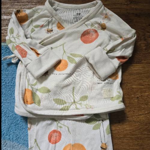 H&M Set Bees&Fruits  Größe: 56, zu finden beim Stand 141 am Standort Flohkids Hamburg Nord