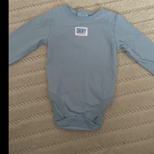 DKNY Body hellblau  Größe: 3-6 M., zu finden beim Stand 90 am Standort Flohkids Hamburg Nord