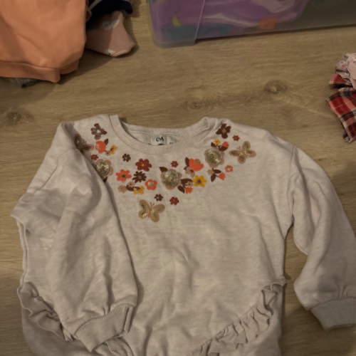 C&A Pullover Creme  Größe: 3 DBlüten104, zu finden beim Stand 194 am Standort Flohkids Hamburg Nord