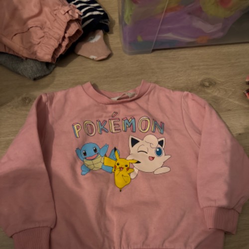 H&M Pullover Pokémon  Größe: 98/104, zu finden beim Stand 194 am Standort Flohkids Hamburg Nord