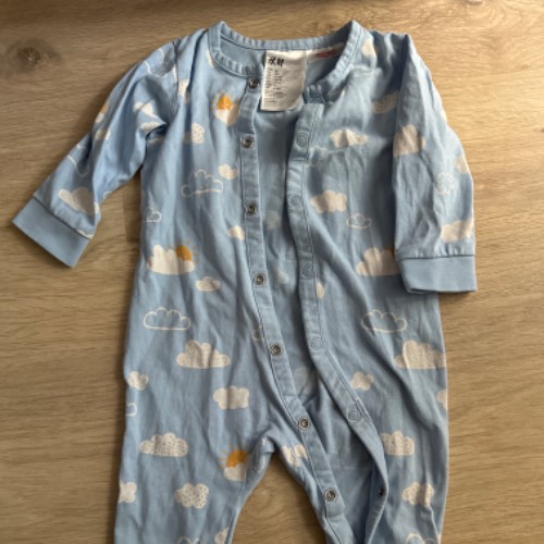 H&M Schlafanzug blau Wolken  Größe: 68, zu finden beim Stand 194 am Standort Flohkids Hamburg Nord