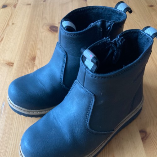 1 . Stiefeletten Größe  Größe: 30!, zu finden beim Stand 32 am Standort Flohkids Hamburg Nord