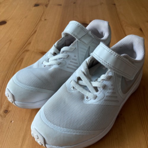 1. Turnschuhe Nike  Größe  Größe: 29, 5, zu finden beim Stand 32 am Standort Flohkids Hamburg Nord