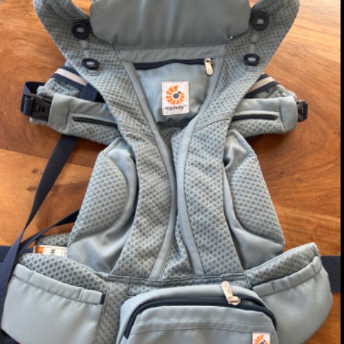 Ergobaby Omni Breeze Mesh Blue, zu finden beim Stand 121 am Standort Flohkids Hamburg Nord