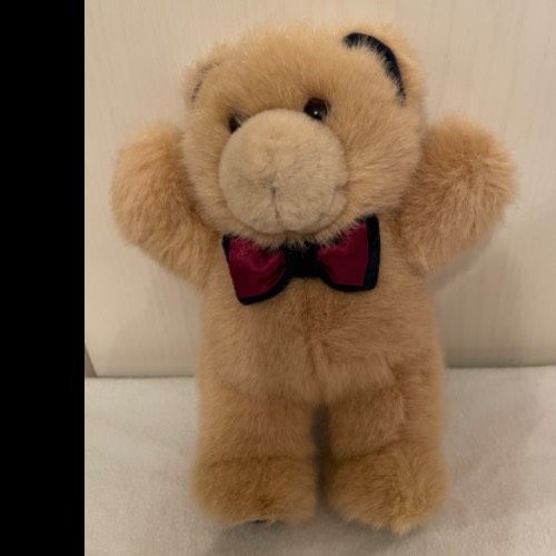 Plüschteddy mit Schleife, zu finden beim Stand 9 am Standort Flohkids Hamburg Nord