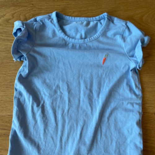 Tshirt blau Karotte  Größe: 98/104, zu finden beim Stand 66 am Standort Flohkids Hamburg Nord