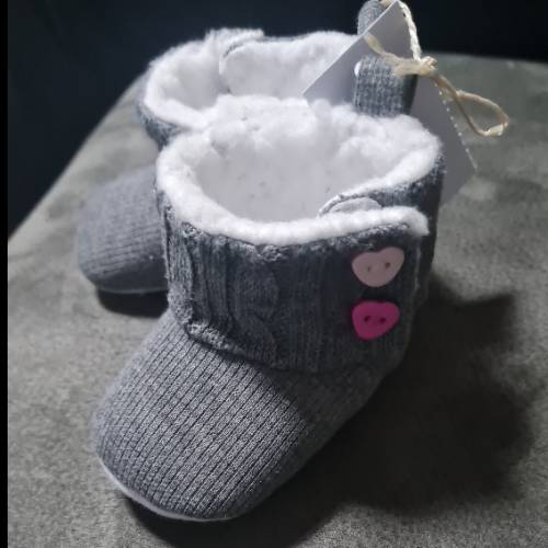 Babyschuhe gefüttert grau, zu finden beim Stand 102 am Standort Flohkids Hamburg Nord