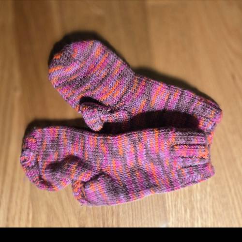 Socken selbstgestrickt, zu finden beim Stand 30 am Standort Flohkids Hamburg Nord