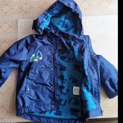 Blaue Jacke mit Kapuze  Größe: 86/92, zu finden beim Stand 184 am Standort Flohkids Hamburg Nord