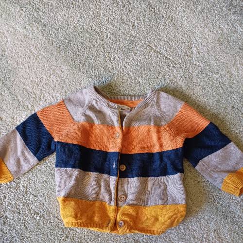 Strickjacke orange/blau/grau , zu finden beim Stand 76 am Standort Flohkids Hamburg Nord