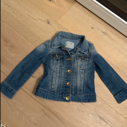 Zara Jeansjacke  Größe: 104, zu finden beim Stand 259 am Standort Flohkids Hamburg Nord