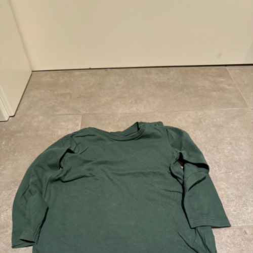 H&M langarmshirt  Größe: 80 grün , zu finden beim Stand 49 am Standort Flohkids Hamburg Nord