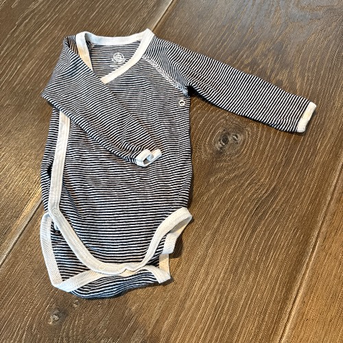 Petit Bateau Wickelbody  Größe: 6 Mon, zu finden beim Stand 64 am Standort Flohkids Hamburg Nord