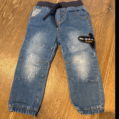 Jeans Flugzeug  Größe: 92, zu finden beim Stand 64 am Standort Flohkids Hamburg Nord