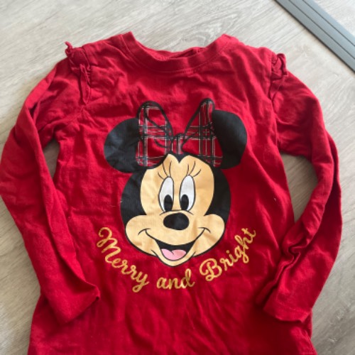 Shirt rot Minnie Mouse, zu finden beim Stand 163 am Standort Flohkids Hamburg Nord