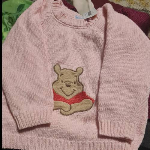 winnie. puh pulli rosa  Größe: 74/80, zu finden beim Stand 102 am Standort Flohkids Hamburg Nord