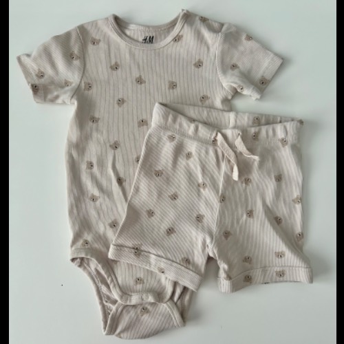 H&M SetShortsBodyKurz beige  Größe: 86, zu finden beim Stand 98 am Standort Flohkids Hamburg Nord