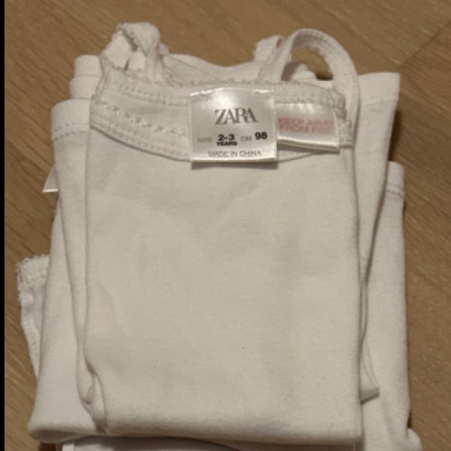 Zara Unterhemden Set3 x  Größe: 98, zu finden beim Stand 91 am Standort Flohkids Hamburg Nord